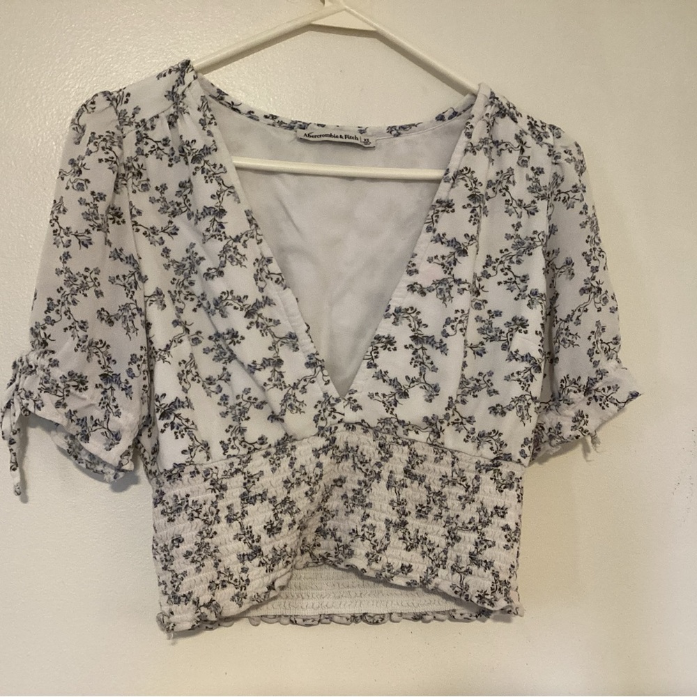 Abercrombie & Fitch White Floral Smocked V-Neck Crop Top